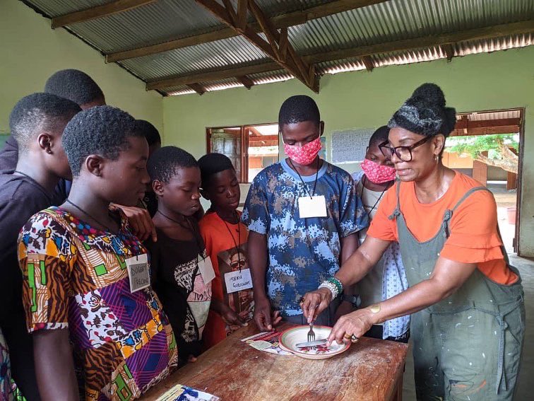 TheMOMProject07's tweet photo. X Cultural Exchange! @themomproject07 #facilitator & youth share/learn dining traditions (required 4 SHS) @pagusafrica #SummerCamp @ Airfield School in Ho #VoltaRegion #Ghana #themomproject07 #getkidsready #getteensready #getyouthready #global #westafrica #ewe #enrichmentprogram https://t.co/6cawSN2XqR
