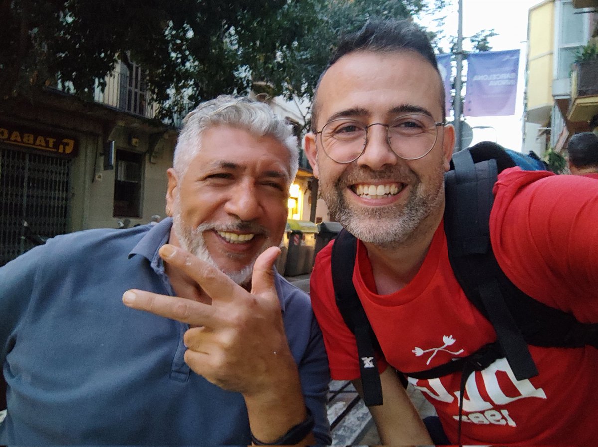 SirXavio's tweet photo. Hoy, en el barrio de Sants (Barcelona), he visto al señor de las pizzas, también conozido como "le pongo un treh" @PrestanizziPino. Le he pedido amablemente una foto y él ha accedido. Sólo os quería decir que me ha parecido un tio genial, un jefe. #treh #tre #elseñordelaspizzas https://t.co/Wk8K7FzFfd