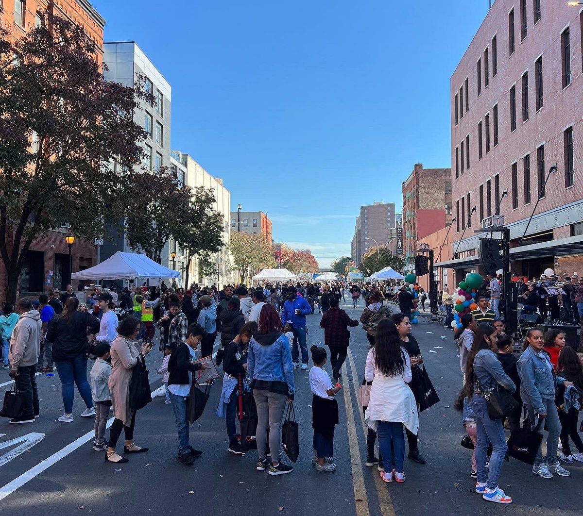 ClarisaForNY's tweet photo. If you build it they will come. What a beautiful day today in Mott Haven as @wearedream gets ready to open its doors to 1400 young people in the South Bronxπ₯π₯
#Community #education #Family #Wearedream https://t.co/5sdYvDxyPi