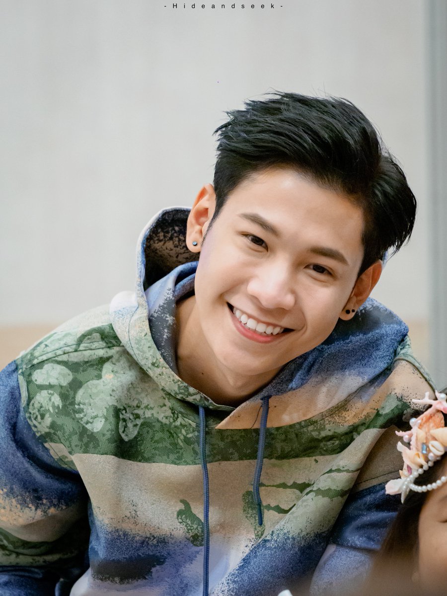 __hideandseek's tweet photo. ถ่ายรูปกับ ผชด ยิ้มน่ารัก~ 😊

#AISCallingMelody
#SingtoPrachaya https://t.co/tSBBhzvJKi