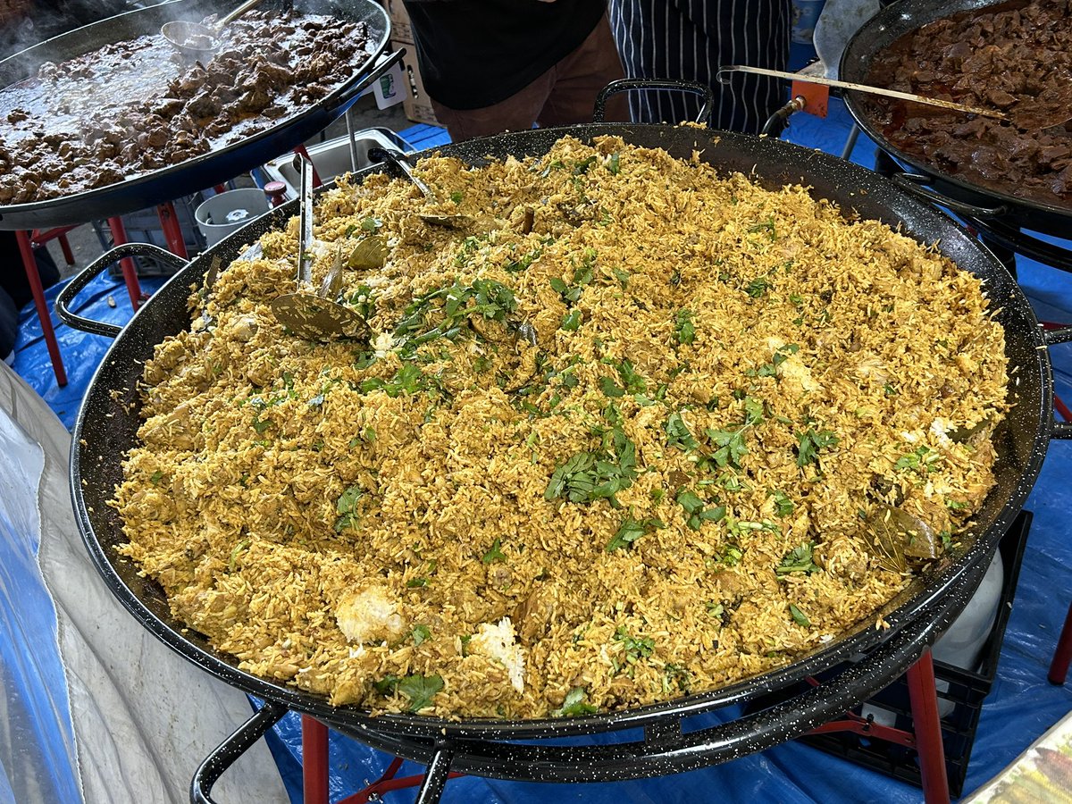What’s in a picture? haven’t kept up with the goings on with Twitter but feel compelled to share these, the Lankan festival at the Queen Vic market happening now with this..massive..dish and the Antipodes Greek festival at Lonsdale St also happening now. Diversity at its best 👏🏽