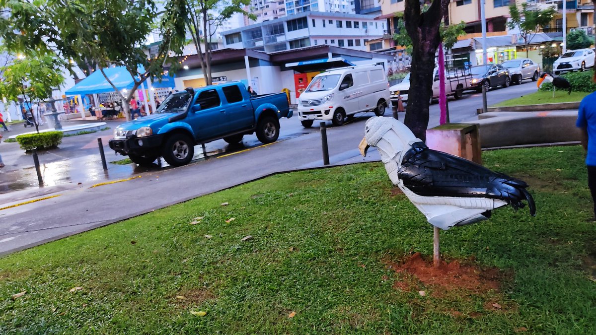 Fue todo un éxito la inauguración de la exposición permanente en el el parque Andrés Bello con la junta comunal de Bella Vista y el Panamá Bird Festival muchas gracias por esta oportunidad pueden observar mis creaciones entre la vía argentina y el parque Andrés bello