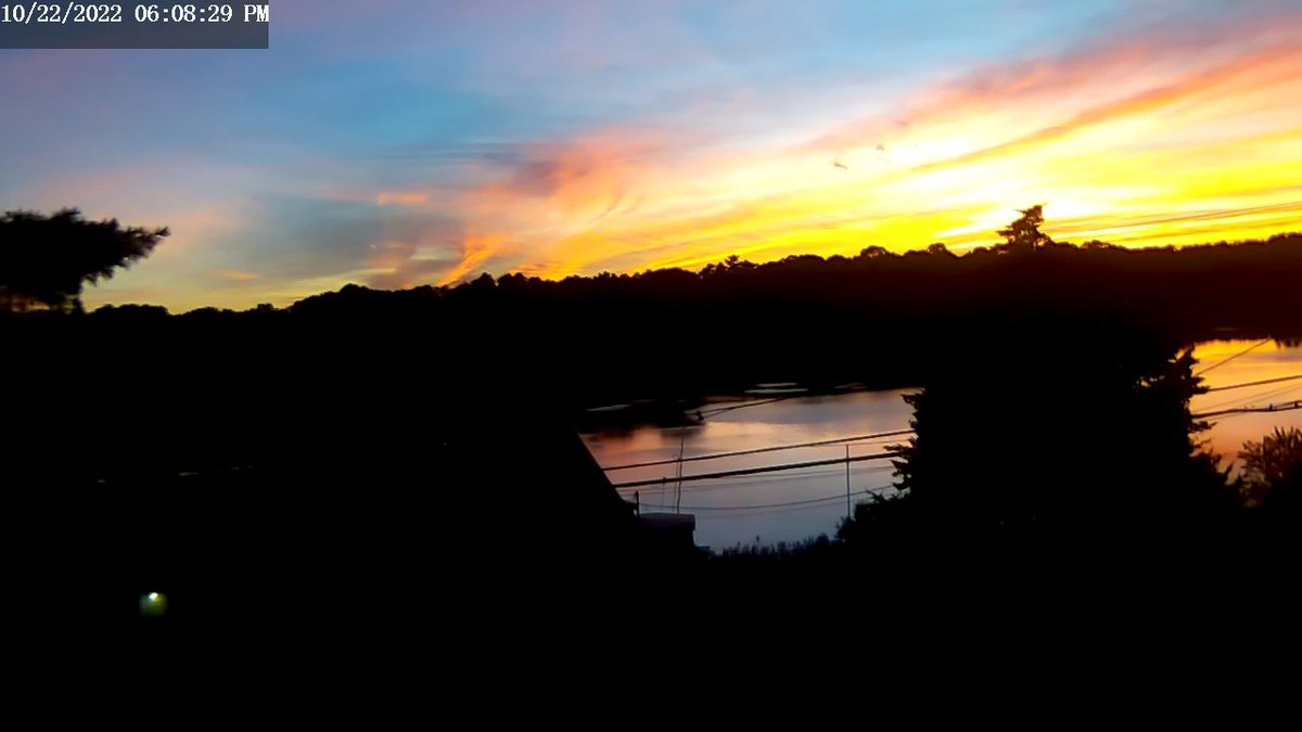 Rose_Pt_Weather's tweet photo. @SurfSkiWeather Hi Tim, I'm a long time fan!  Started to watch you on NECN back in '92 as a high school senior.  Always enjoy your daily insights on weather and nature.  By the way, I know you enjoy cams..here's tonight's sunset from my webcam (Rose Point in Wareham looking west at Marion). https://t.co/E03LVBVHGj