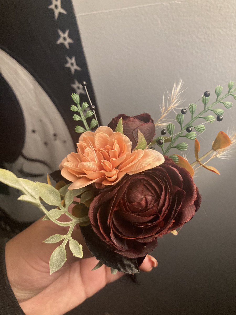 QueenExom's tweet photo. BIG HUGE LOVE TO @LeahsHighWay for coming in clutch with our flowers! She made all our boutonnières herself when the florist bailed. And she didn’t even dox us on the package 😂 @xEXOMx_ https://t.co/4xLV2R36nJ