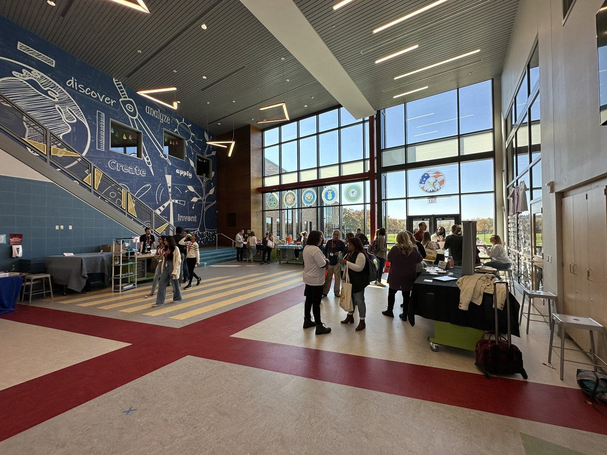 TeacherTechCon's tweet image. Wow. @VM_Elementary thanks for hosting us today. Those views 😍🍁#psdttc22