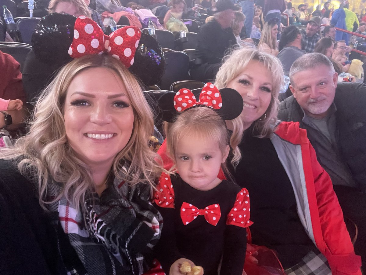 Crelly's tweet photo. #DisneyOnIce Road Trip! With Mimi and Papi ❤️ https://t.co/6lHReIU6EJ