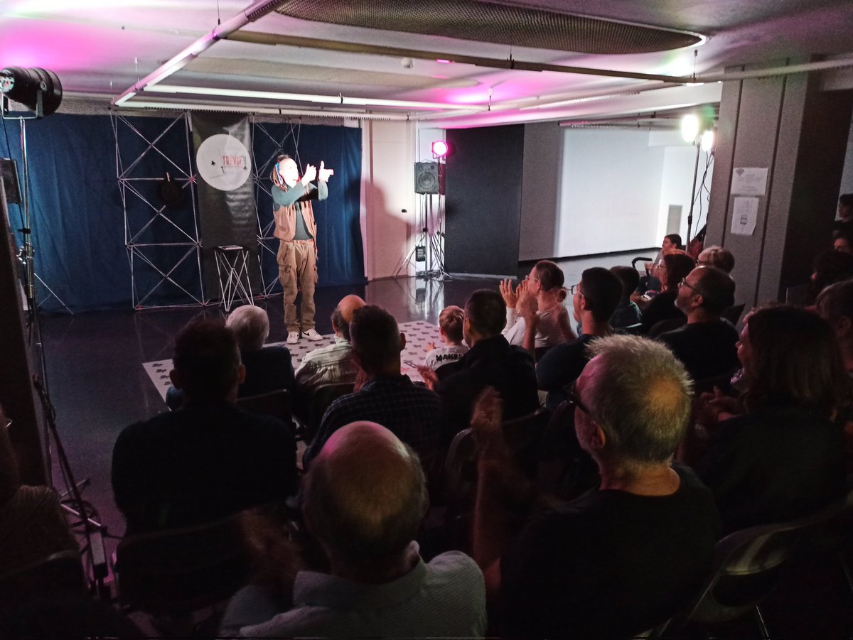 Tot a punt per a que el públic de Juan Colás es sorprengui en com els seus estudis en Belles Arts i la tradició esotèrica ha impregnat la seva obra de minimalisme i ritualisme.