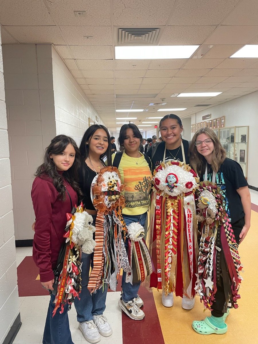 swim_el's tweet photo. Homecoming Week 2022! Proposals, Parade, and Prideππ€β€οΈ! Spidey Universe brought to life and our #H2OWarriors making FantAztec memories at #AztecEmpire! Have fun and be safe tonight! #AztecsNochipa https://t.co/iG0VUxom24