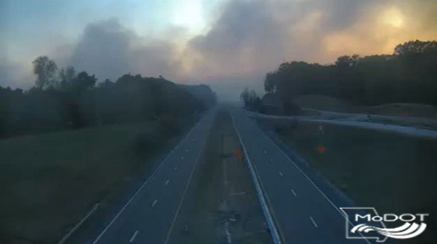 🚨I-70 ALERT - BOONE/COOPER COUNTY🚨 I-70 remains closed in both directions between Rocheport (MM 115) and Boonville (MM 101) due to smoke from nearby brush fires causing severe visibility issues. (Pic: Rocheport Bridge Camera, MM 115)