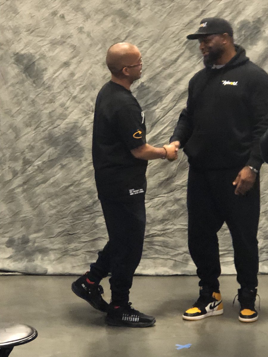 CSASHOWS's tweet photo. Fred Taylor signing at the CSA Show Saturday! 

#fredtaylor  #csashow  #football #nfl #csashows #thehobby #whodoyoucollect https://t.co/cLxkDICf4y
