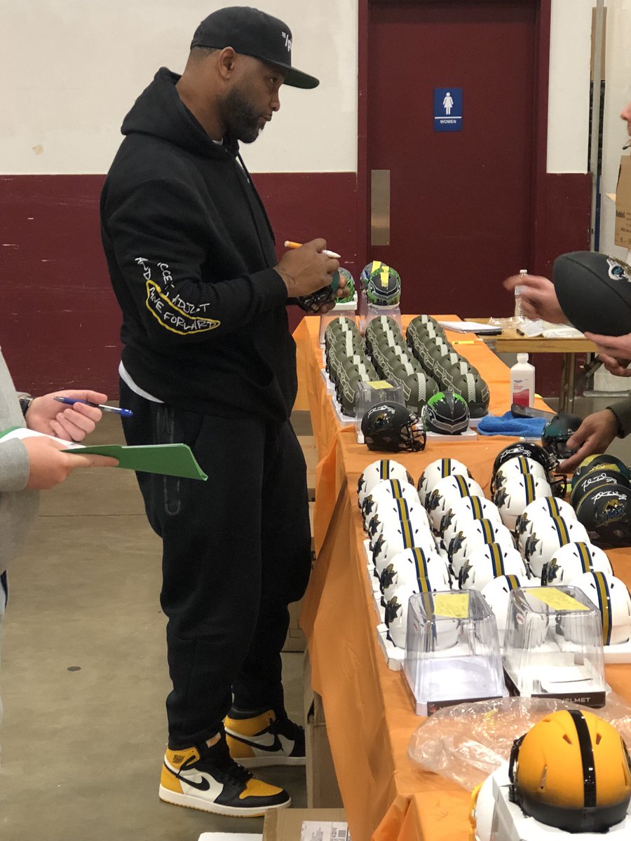 CSASHOWS's tweet photo. Fred Taylor signing at the CSA Show Saturday! 

#fredtaylor  #csashow  #football #nfl #csashows #thehobby #whodoyoucollect https://t.co/cLxkDICf4y