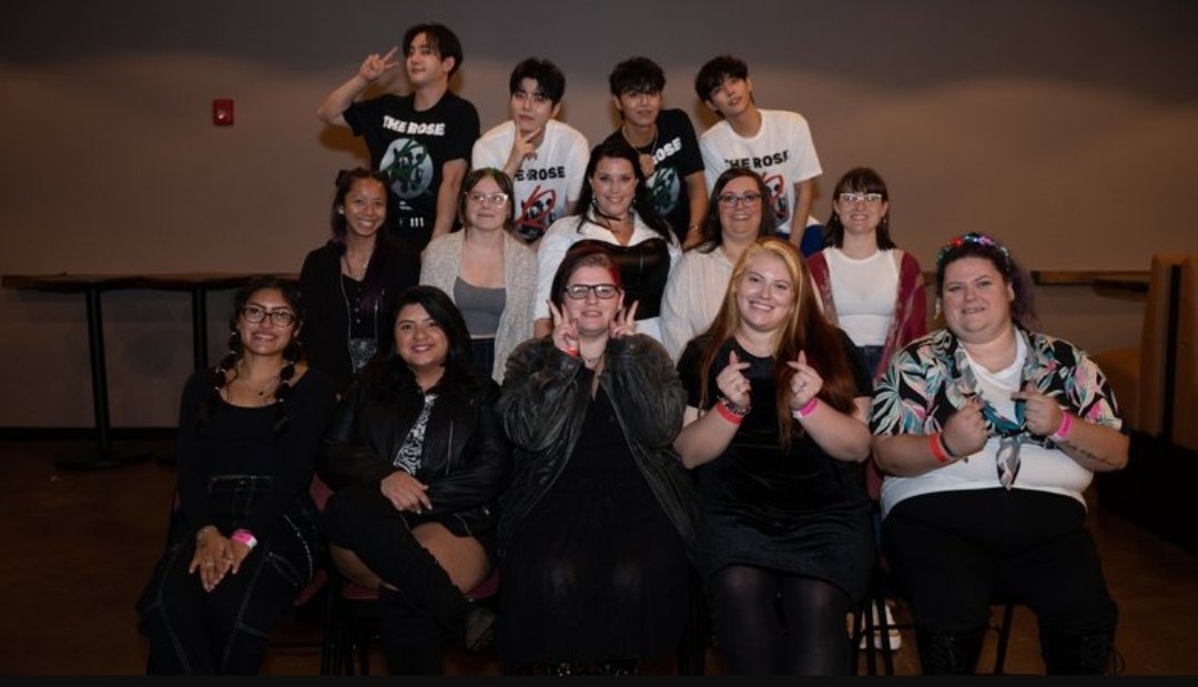 kpopmultitrash's tweet photo. Our little group was so cute ❤️❤️❤️❤️ https://t.co/2iFvyhTOxs