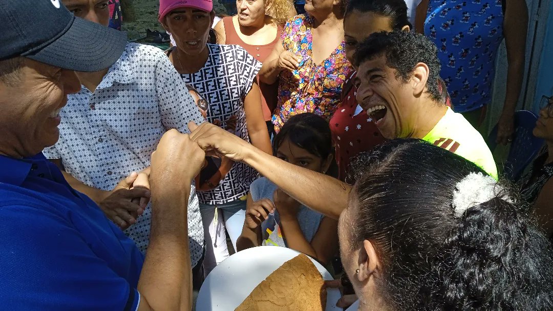 HFVZLALARA's tweet photo. Desde el Barrio Santa Bárbara en la parroquia Concepción de Barquisimeto junto a nuestro equipo político preparandonos y organizandonos convencidos de la oportunidad que tenemos para cambiar de manera democracia a este mal Gobierno contruyendo Futuro en Lara y Venezuela https://t.co/9tOJznP4Zv