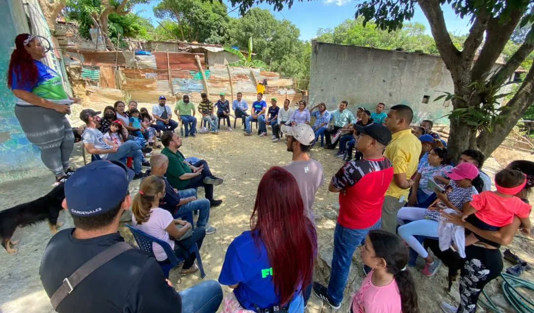 HFVZLALARA's tweet photo. Desde el Barrio Santa Bárbara en la parroquia Concepción de Barquisimeto junto a nuestro equipo político preparandonos y organizandonos convencidos de la oportunidad que tenemos para cambiar de manera democracia a este mal Gobierno contruyendo Futuro en Lara y Venezuela https://t.co/9tOJznP4Zv
