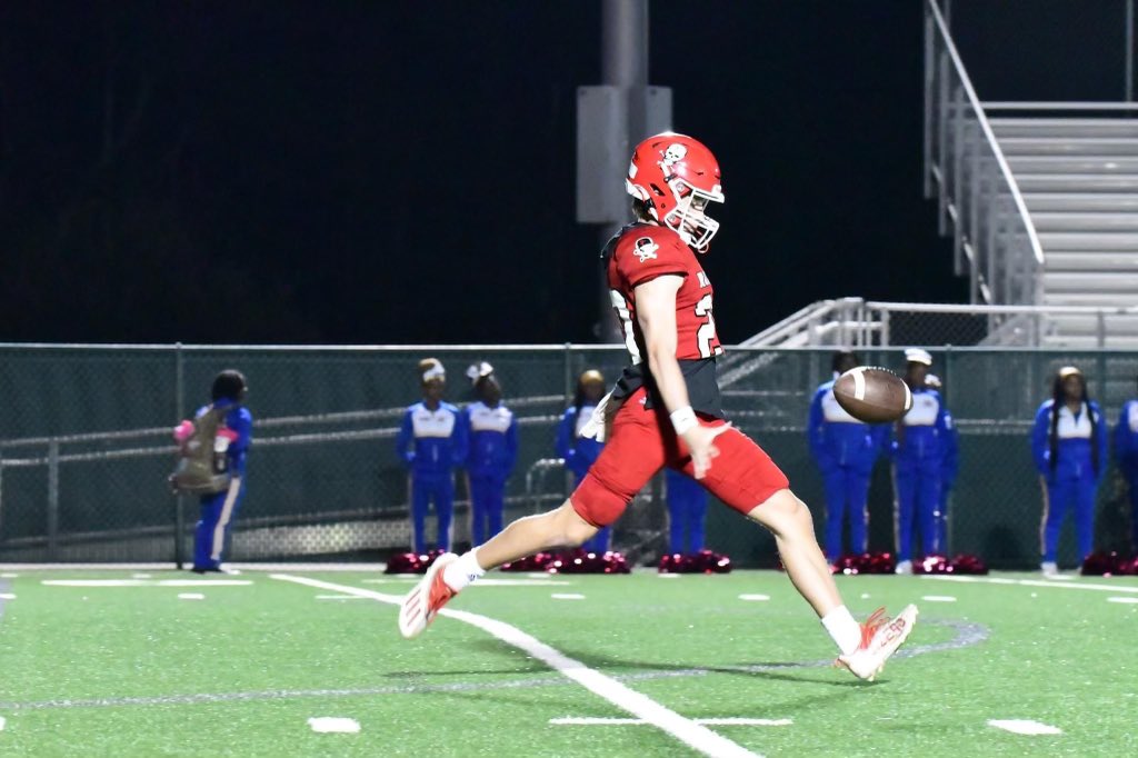 MatthewGunn04's tweet photo. Great Homecoming game win last night! Has this good overall punt last night with great distance and hangtime! #flipthefield @bobiewoodward @CoachWalsh1518 @KohlsHighlights @CoachJCaraway @Coach2Bless https://t.co/xXgwCwcLvQ