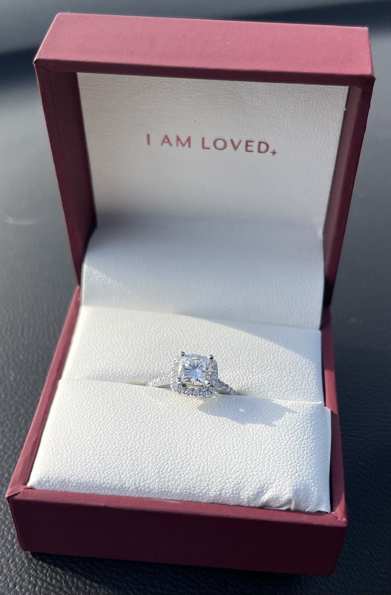 ughhabby's tweet photo. THIS HAPPENED 💍 https://t.co/uujlndLizl