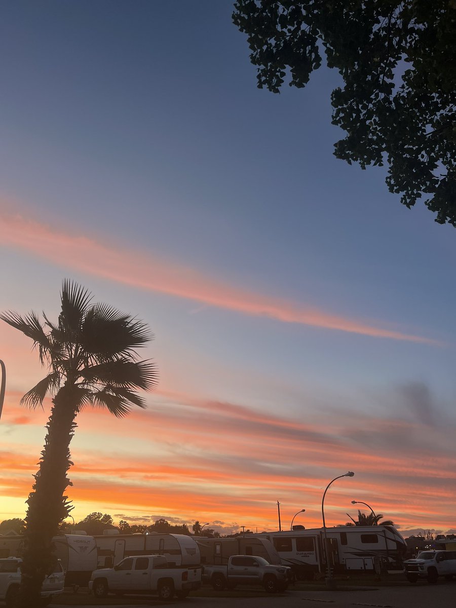 Maryway25's tweet photo. Impressive sky filled with fall tones🌅 #setexas #fallsky https://t.co/mBJsmkzMFr
