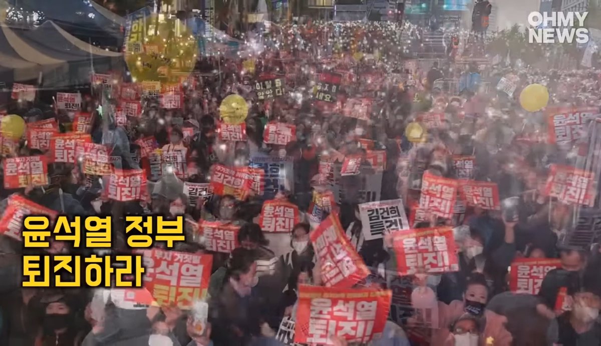 geomchalgonghw1's tweet image. .
1백만 가까운 퇴진의 뜻 현장.
서로를 알아볼 수 있게 피켓을 든것 처럼 세월호 리본 같은것을 자동차에도 붙이고 가슴에도 붙여서 얼마나 많은 국민이 공감하는지 알렸으면 좋겠습니다.
검찰왕국 퇴진
윤석열퇴진
김건희특검  등등
다양한 의사표현을 골라 붙입시다..
.