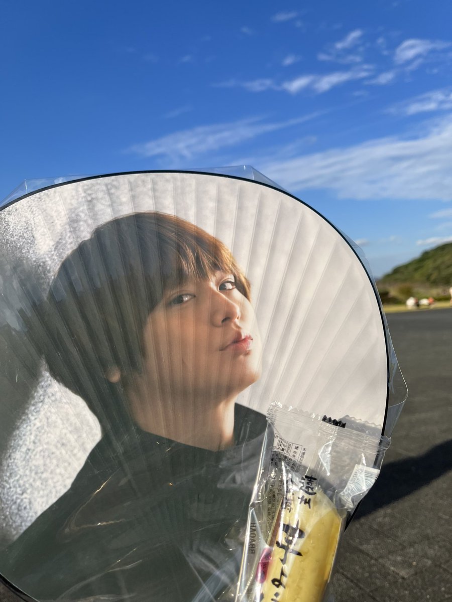 natudonaino's tweet photo. せんすおあらぶ以来のエコパだけど、お天気も晴れ晴れと気持ち良くて芝生でピクニックも出来るから好きー🍀会場の席もどこも見やすいと思うのよ☺️
本当久しぶりに会えたお友達ともニコニコ嬉し過ぎた🥰
伊野尾くんは芋ようかんと撮っても映える‼️(笑) https://t.co/64LpxMzJok