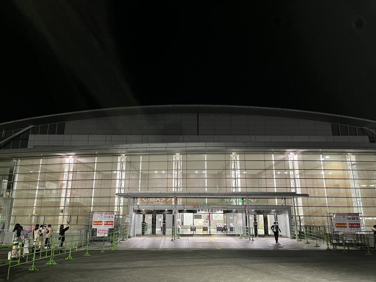 natudonaino's tweet photo. せんすおあらぶ以来のエコパだけど、お天気も晴れ晴れと気持ち良くて芝生でピクニックも出来るから好きー🍀会場の席もどこも見やすいと思うのよ☺️
本当久しぶりに会えたお友達ともニコニコ嬉し過ぎた🥰
伊野尾くんは芋ようかんと撮っても映える‼️(笑) https://t.co/64LpxMzJok