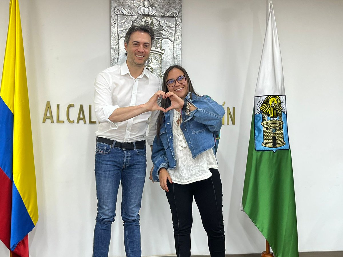 GabrielaPossoR's tweet photo. Después de mi agenda de trabajo en México 🇲🇽 llegamos a #Medellín a conocer los procesos de la Secretaría de Juventud.

De la mano de @QuinteroCalle trabajamos en una sorpresa para la juventud colombiana 🤩🇨🇴

¡Somos el gobierno de la juventud, el gobierno del #Cambio! https://t.co/AEWdD96eW7