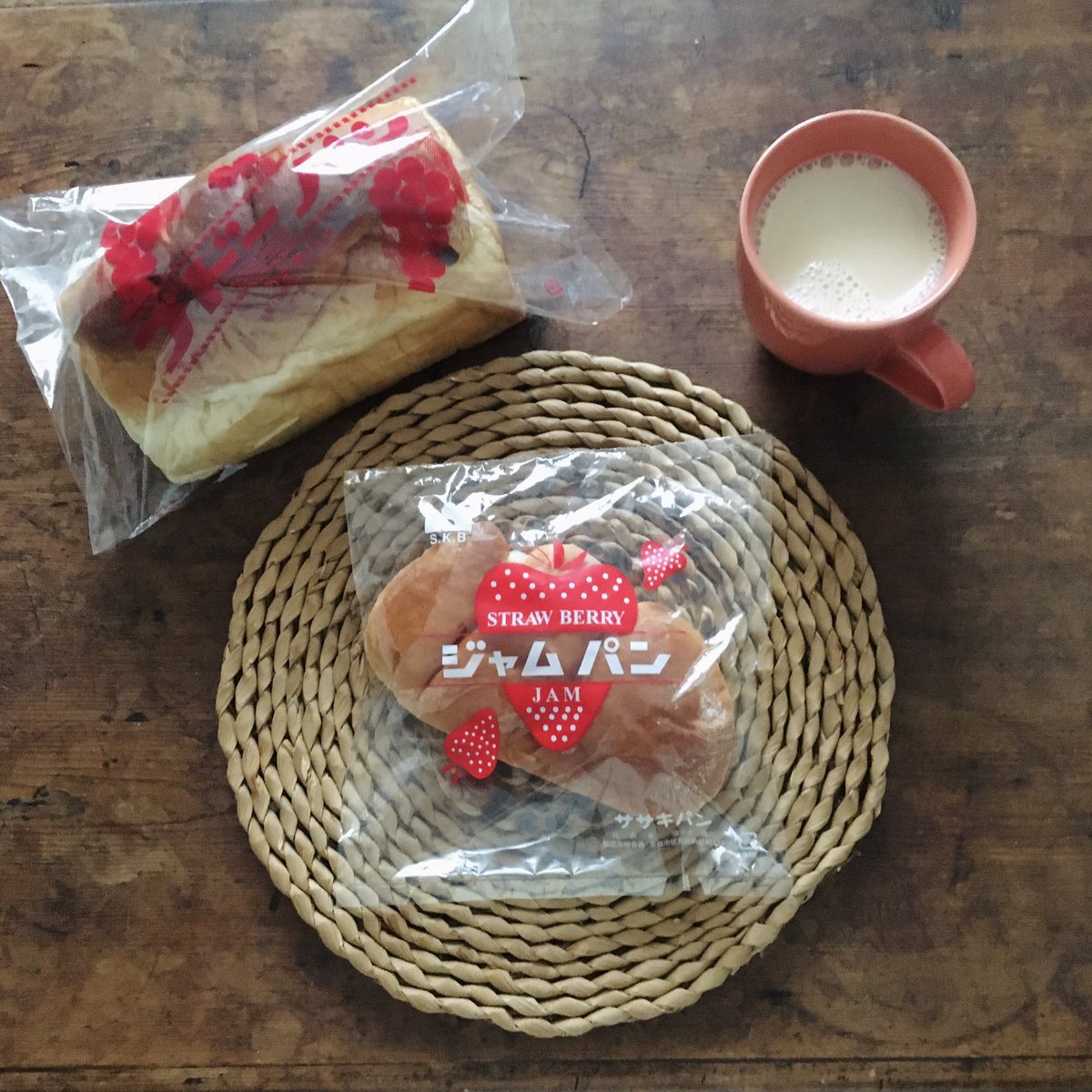 n_u_i_c_o's tweet photo. ジャムパン パッケージ記録でブドーパンも一緒に 苺フレバーのミルクティーと食べる
#朝食 #朝ごはん #パン #ジャムパン #Breakfast #food_lg #pkg_lg https://t.co/c14buFvFYp