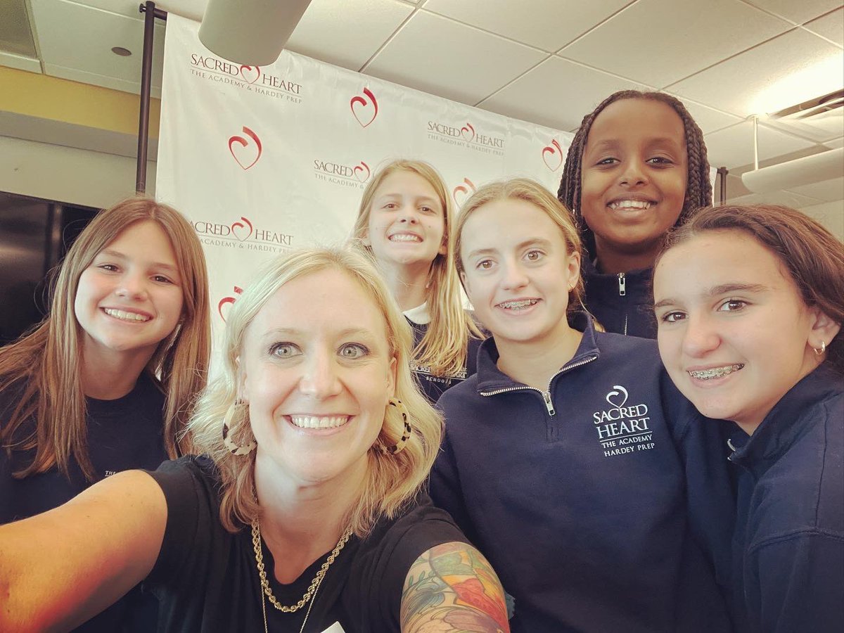 CAlifirenka's tweet photo. Loved meeting you all #sacredheartschool ! #iwillalwayswriteback https://t.co/L6UJrchYLA