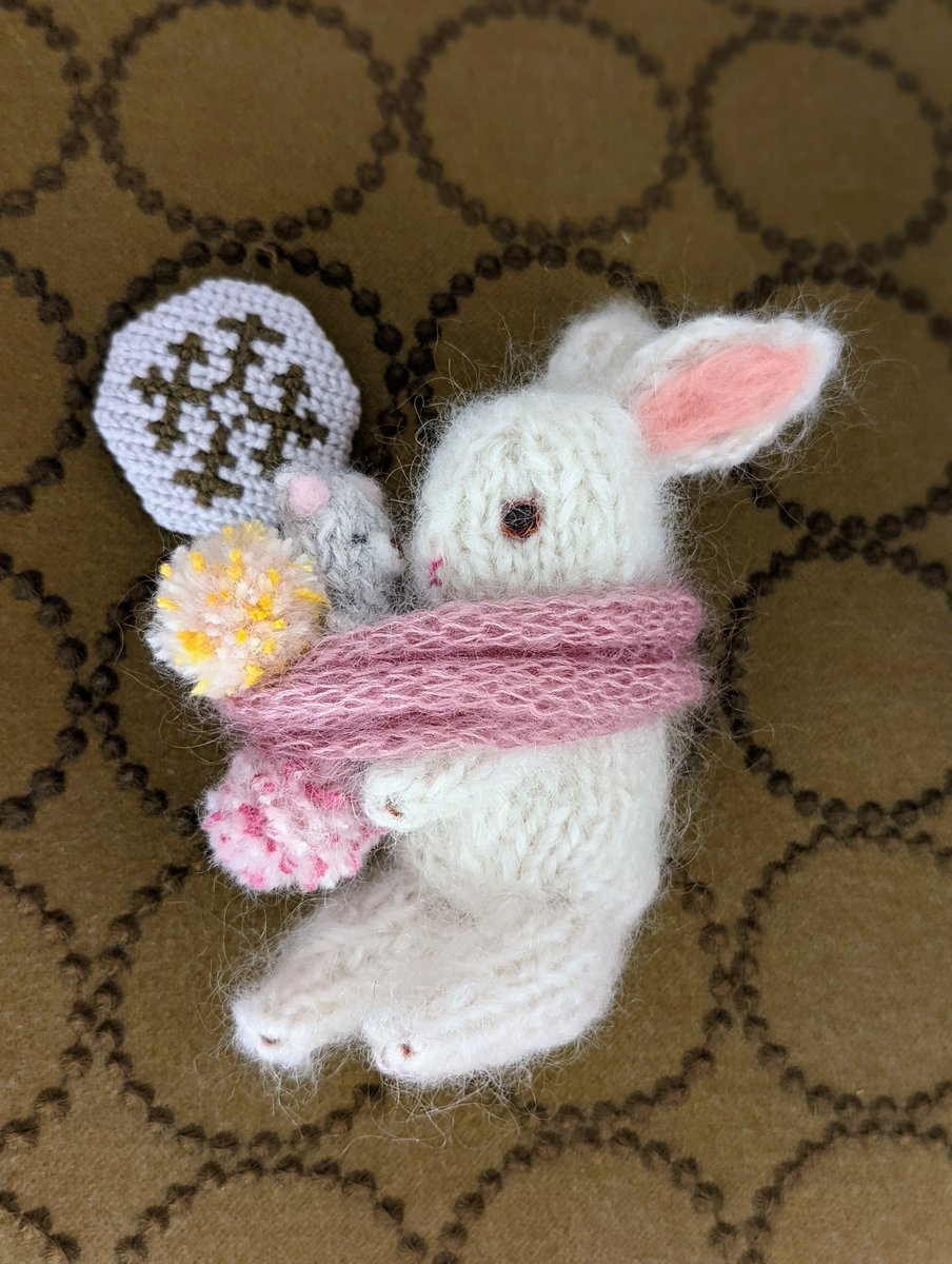 keitoya_pompom's tweet photo. 『きょうはうさぎ』

くるんでだっこ

#あみぐるみ #amigurumi #うさぎのあみぐるみ #おすわりうさぎ #ポンポンマフラー  #AVRIL #アヴリル #編み物 #Miknits #モヘアの糸 #happyknitting #letsknit #くるんでだっこ https://t.co/h6rd8xoYiR