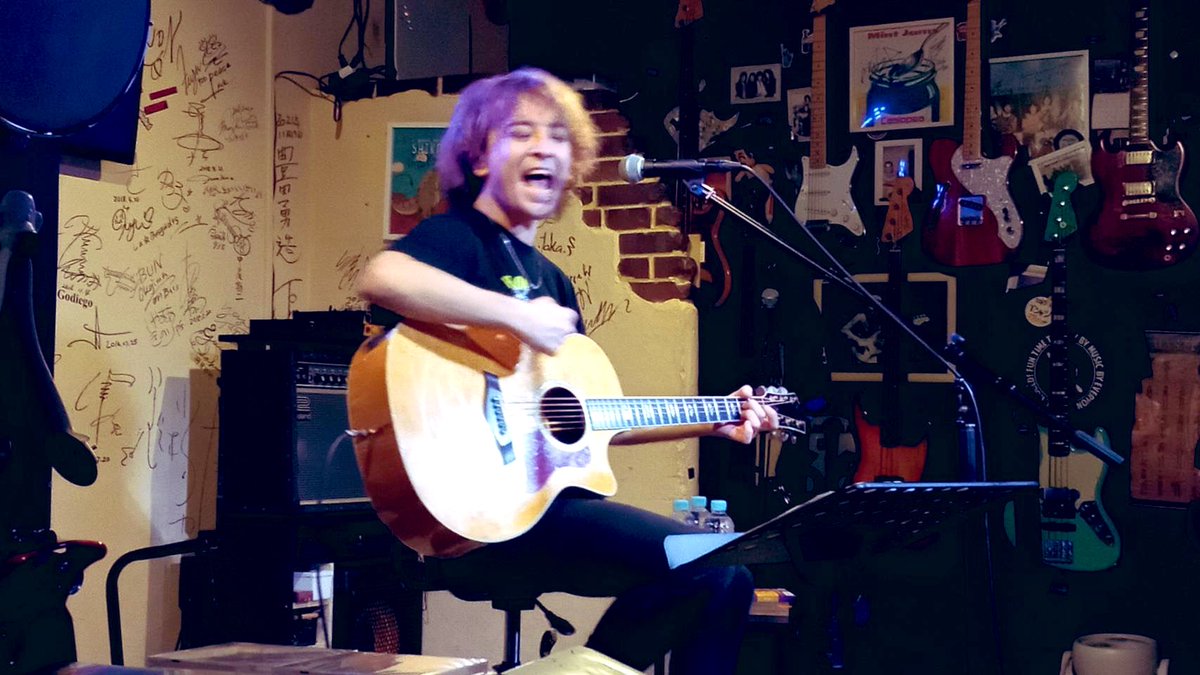 juonguitar's tweet photo. 昨日は、長崎のTORI-K @MUSICBTK 
アコースティックLIVE😜
来て下さった方々本当にありがとう。
みんなの喜ぶ顔が僕の喜びです。
また来るぜ長崎！！

そして、今日は熊本マチナカ音楽祭へ💨
#juon #nagasaki #長崎 #torik #ご飯メチャウマだから是非GOで #live #acoustic #ギター #アコースティック https://t.co/PxKn0JviKV