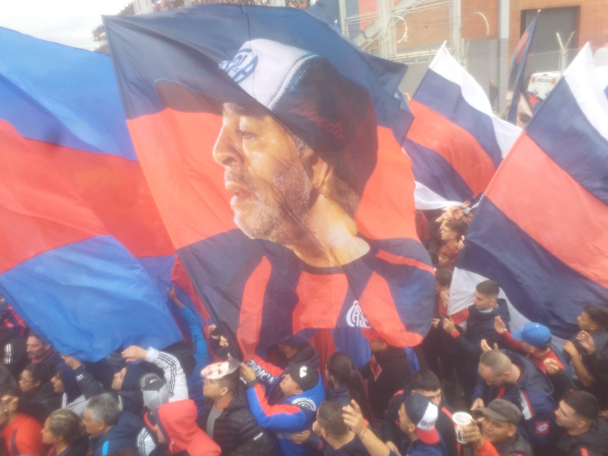 charlycastro888's tweet photo. @CuervoTuitero El Diego entrando con la gloriosa #SanLorenzo https://t.co/SOZ0xcdHhj