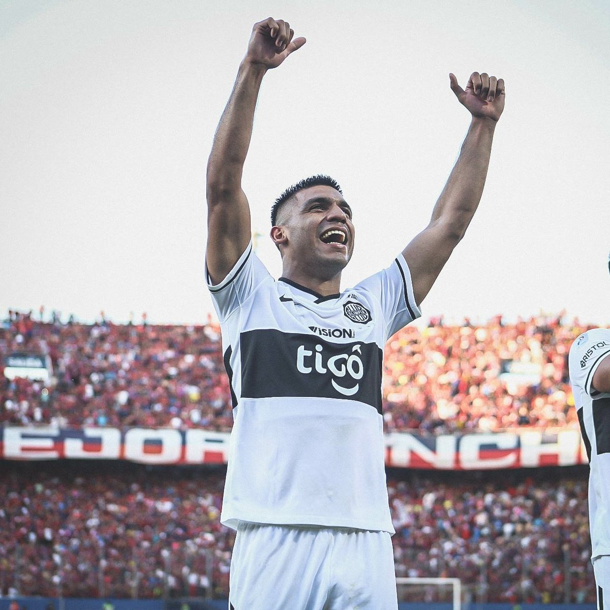 Marcos Gómez‼️

Buen manejo,lectura de juego,recuperador,intenso y líder. 

Cada vez más dueño del medio campo del #Olimpia