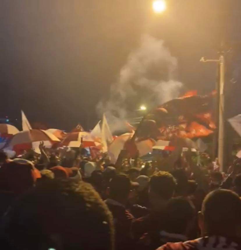 LVSaprissista's tweet photo. 🇱🇻🔥Saprissa hace de la calle su estadio…😉
Fervor morado a mas no dar💥
Banderazo de salida fenomenal 🇱🇻
Esto es Saprissa🇱🇻🇱🇻🇱🇻🇱🇻vamoss carajooo🇱🇻🇱🇻🇱🇻
Sentimos esa vibra enorme por la 37 🇱🇻
A darlo todo🇱🇻⚽️🇱🇻⚽️🇱🇻⚽️🇱🇻⚽️🇱🇻⚽️🇱🇻⚽️🇱🇻⚽️
#Zadmin
#LVS #Saprissa #URB_PRO https://t.co/8wM0KN6684