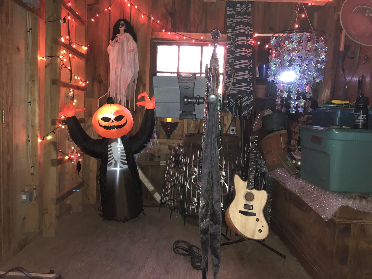 Gigga_Low's tweet photo. #svengoolie
#halloween
#brideoffrankenstein
#hauntedbarn
#gig https://t.co/rPhBF7SyjK