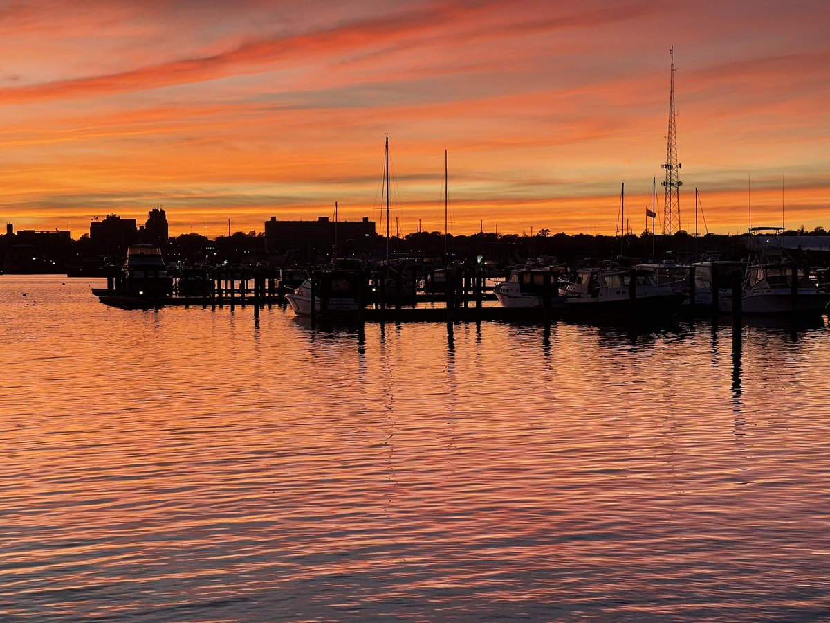 Andy02138's tweet photo. @growingwisdom New Bedford Harbor tonight https://t.co/KZZvQLhQOR