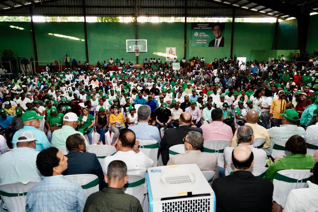 LeonelFernandez's tweet photo. Magnífico encuentro en #SantoDomingoOeste, donde hoy continuamos nuestro proceso de consolidación y crecimiento de las estructuras de la #FuerzaDelPueblo, con la juramentación de más de 2 mil nuevos integrantes. 
Bienvenidos al partido de de la esperanza.
#SeguimosCreciendo https://t.co/Mvy4C6QI4w