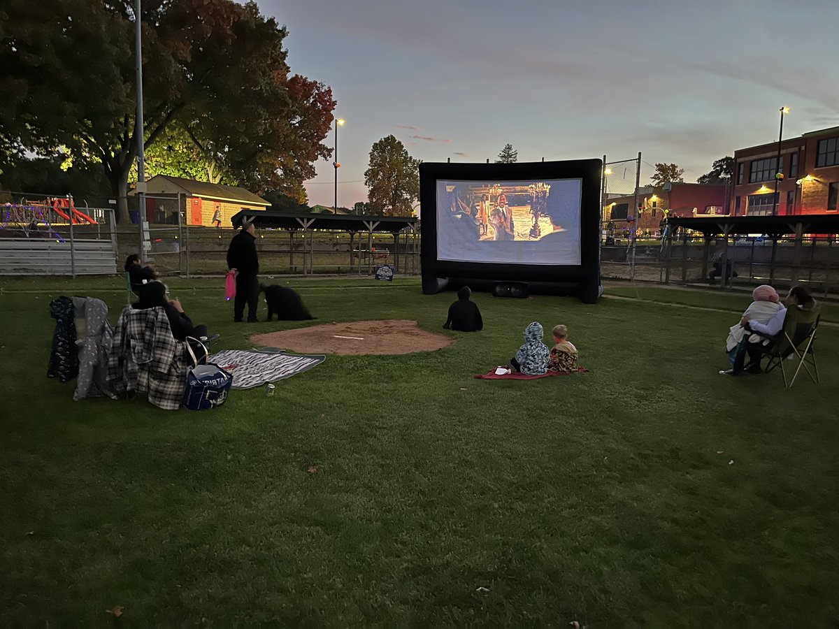 EnaInRI's tweet photo. Love this picture of the movie getting started tonight! https://t.co/nhn1GidYOU