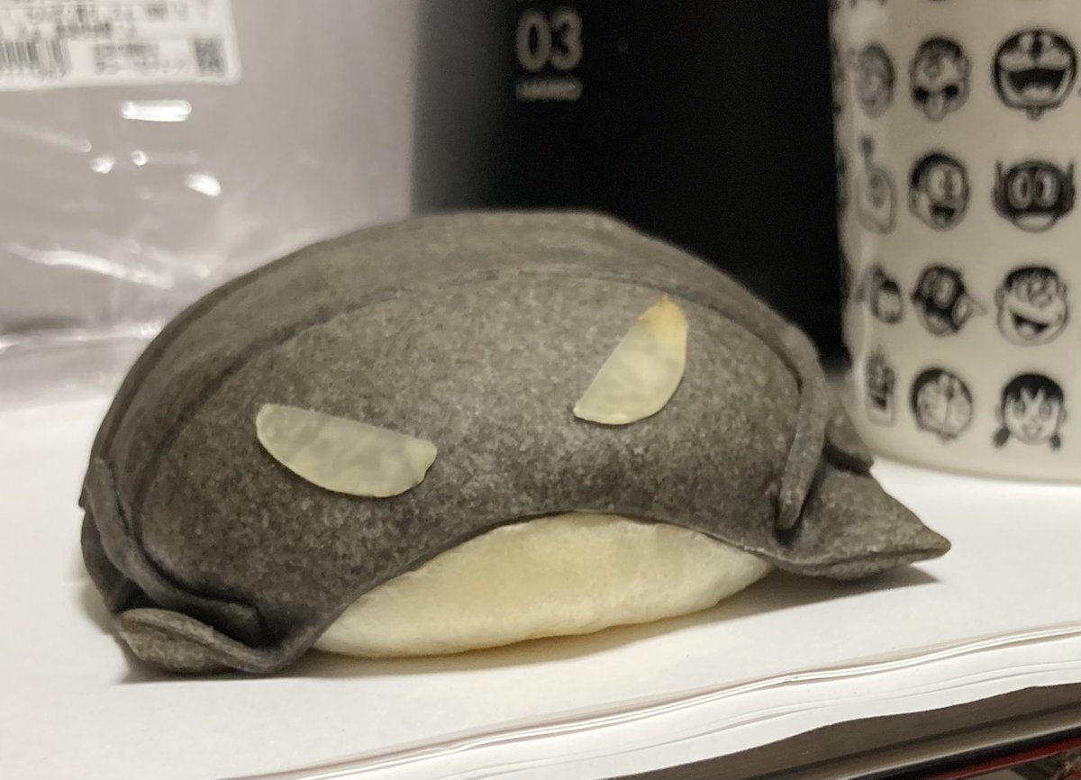 家族が新江ノ島水族館で買ってきてくれたグソクムシパン食べようとしたらおもっくそ睨まれて躊躇した。グソクムシャよりもガラルマッギョっぽい? 