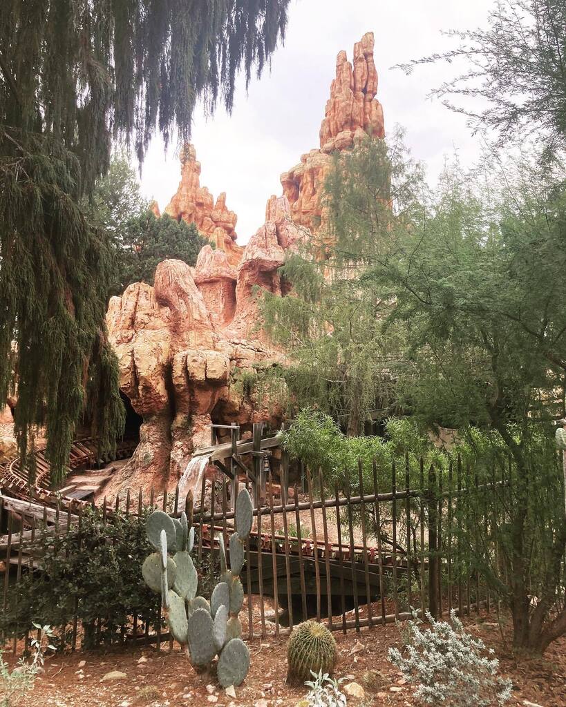 INTERCOT's tweet photo. Quite the butte.
#Disneyland #Halloweentime #HalloweenTime2022 #LiveFromDisney https://t.co/OAabUiY6Oh https://t.co/IPgqGdJ27s