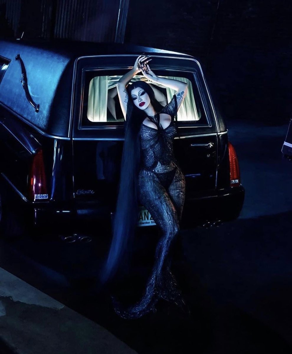 MaineQueenn's tweet image. Cardi B ate this look 🔥🔥🔥
#TheAddamsFamily #MorticiaAddams