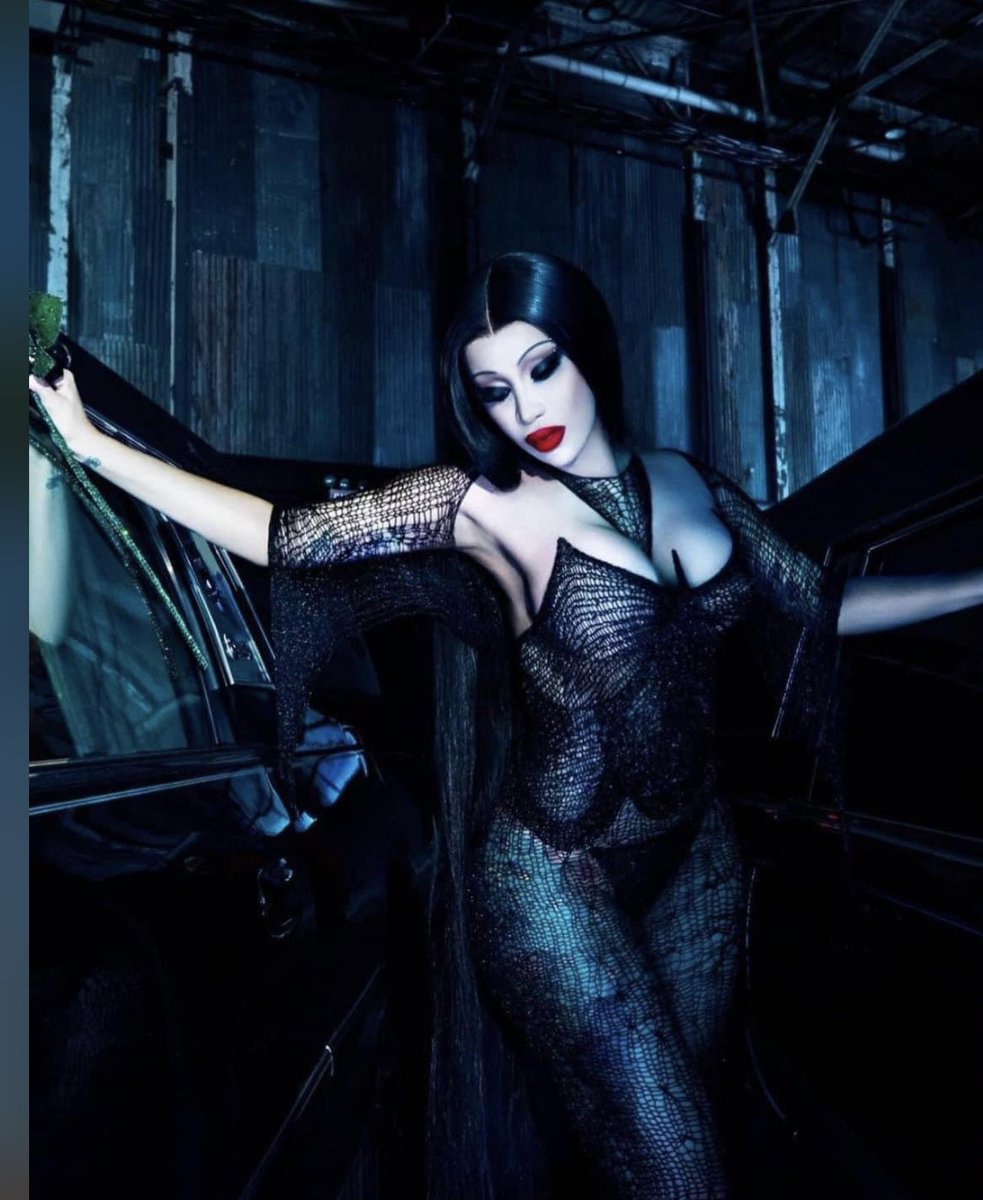 MaineQueenn's tweet image. Cardi B ate this look 🔥🔥🔥
#TheAddamsFamily #MorticiaAddams