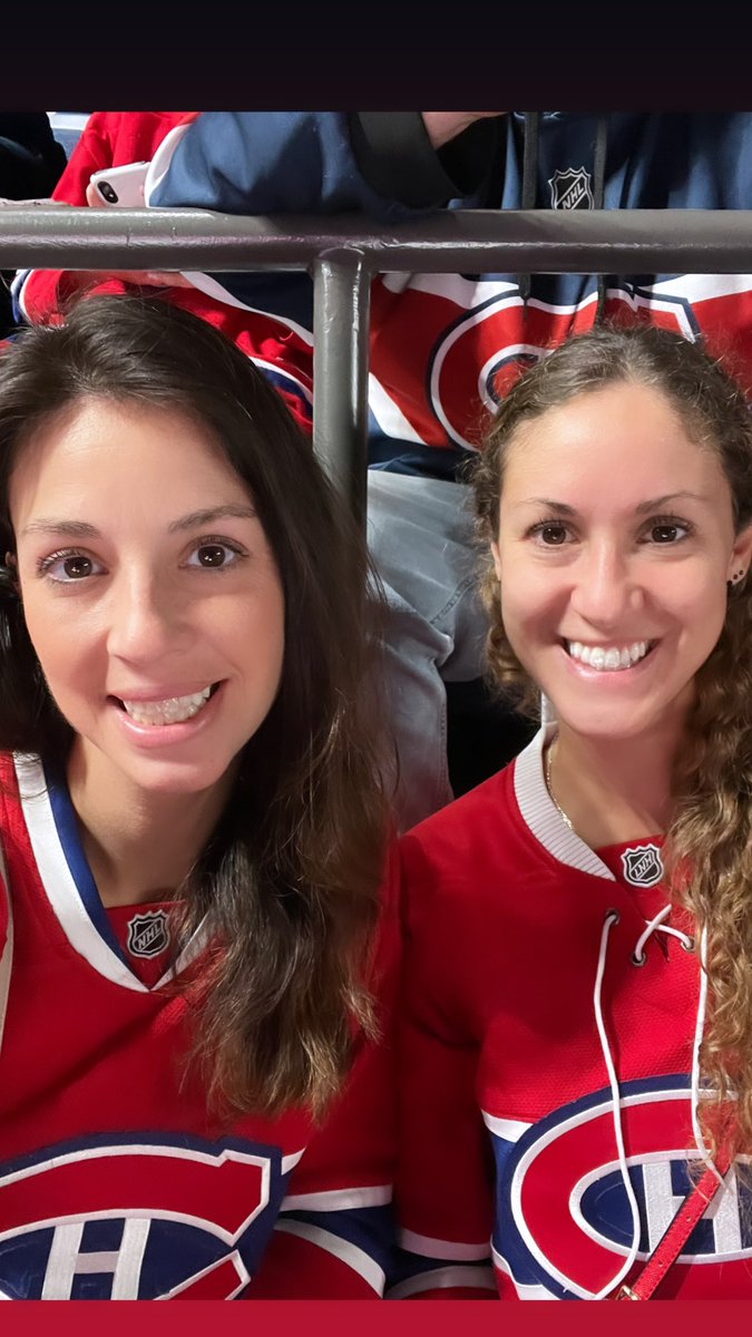 Alexe_Giguere's tweet photo. On a survécues aux ponts de la Rive-Sud pour être ici ce soir 💙🤍❤️ Merci @megafanford !!! #habselfie https://t.co/HlX562kS9p