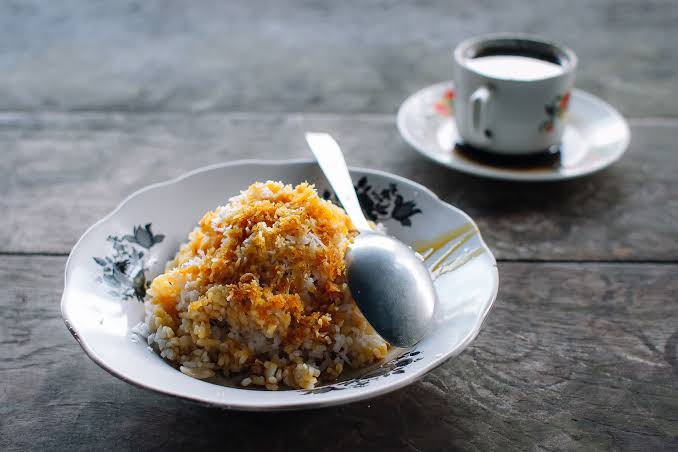 PingpongEdi's tweet photo. Ketan Kratok dan kopi ini merupakan kuliner legend di Kota Probolinggo, melalui ketan ini segala hal bisa disatukan dalam sajian ini. Ayo lur gak kangen ngetan tah.....? 

#sukabumihandal
#majenganberlari
#kecamatanmayangan
#weloveprobolinggo
#welovecities https://t.co/EZL0uFIyIE