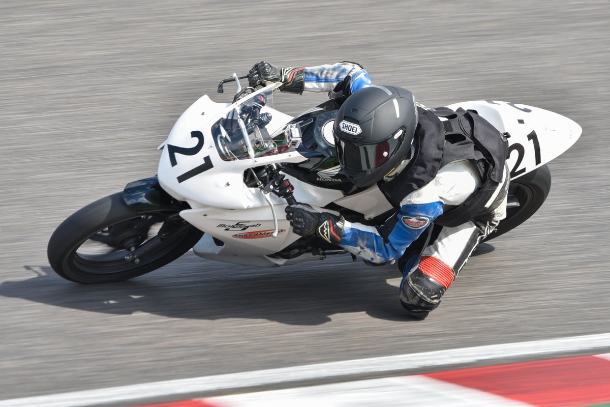 cbr1000rrkokai's tweet photo. 昨日の鈴鹿🏍️💨
#鈴鹿サンデーロードレース
#CBR250R
#CBR250RR
#motolab-ej https://t.co/8WPnwDmULc