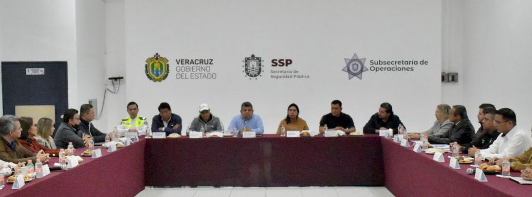 SP_Veracruz's tweet photo. La unidad y suma de esfuerzos es lo que distingue a nuestra gran corporación, en ese sentido este día el encargado de despacho de la SSP, Cap. de Navío I.M.P. Cuauhtémoc Zúñiga Bonilla, sostuvo reunión con las y los titulares de cada una de las áreas que conforman la institución. https://t.co/bAMyDhoK7u
