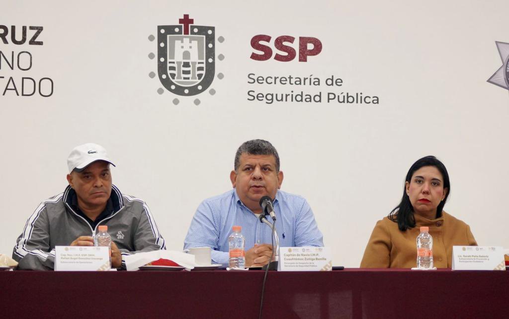 SP_Veracruz's tweet photo. La unidad y suma de esfuerzos es lo que distingue a nuestra gran corporación, en ese sentido este día el encargado de despacho de la SSP, Cap. de Navío I.M.P. Cuauhtémoc Zúñiga Bonilla, sostuvo reunión con las y los titulares de cada una de las áreas que conforman la institución. https://t.co/bAMyDhoK7u