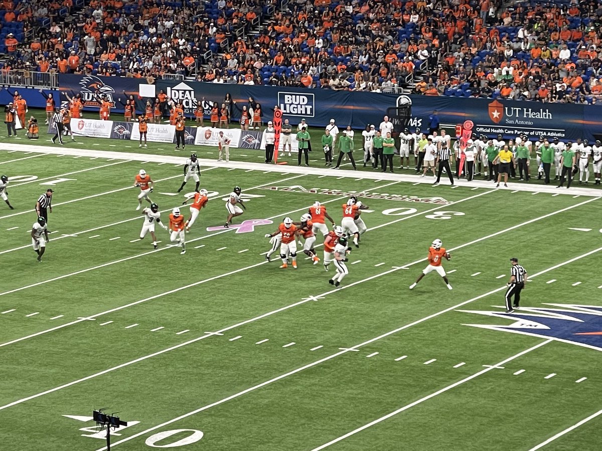 Prof_Kelly_Nash's tweet photo. From tailgate to win…what an amazing @UTSA homecoming! #GoRunners #LetsGo210 https://t.co/MkC695RUmK