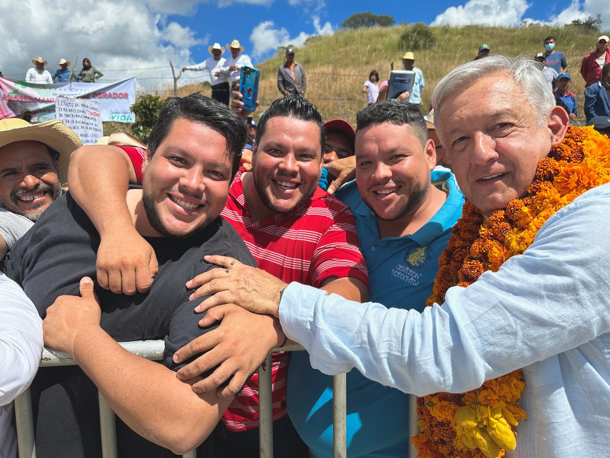 En las giras son muchísimas más las cosas agradables que los malos momentos. Miren la eléctrica alegría de los trillizos Eliot, Elvis y Elton de 28 años, de Ometepec, en La Montaña de Guerrero.