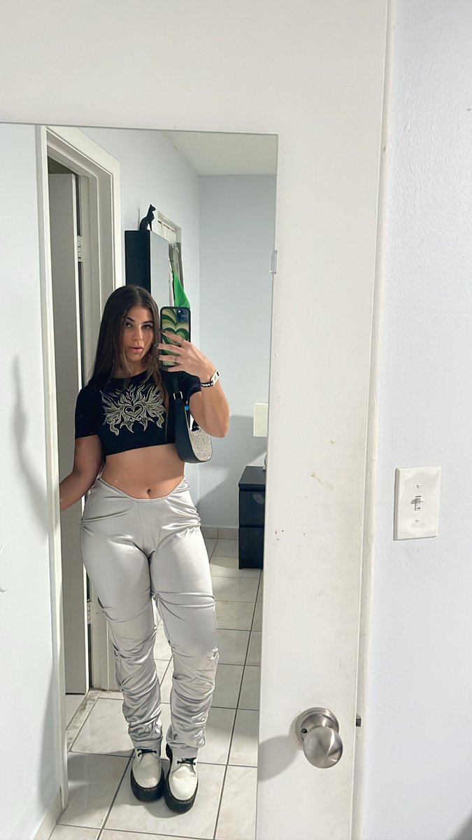damnitsjocelyn's tweet photo. day 2 thangz🖤 https://t.co/dTi1HgwrwH