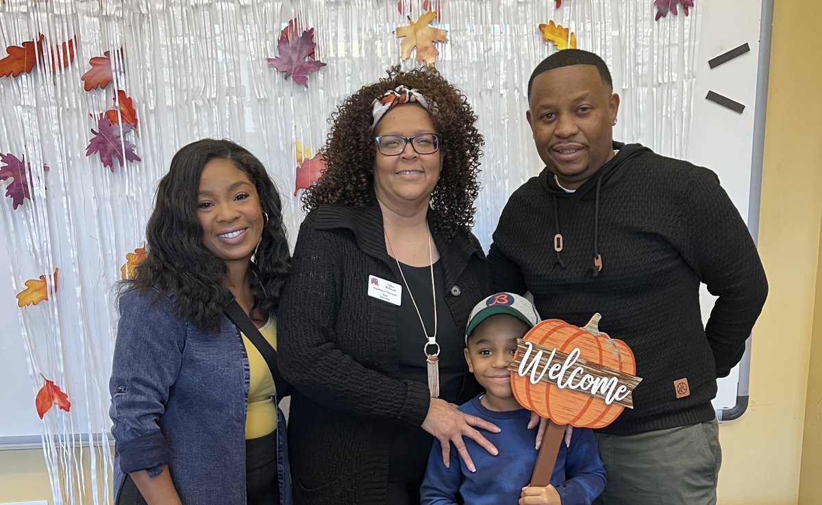 Dwilliams422's tweet photo. Meet &amp; Greet❤️❤️❤️ 10-22-22 
I had a great time ! What A Day 🔥🔥🔥🔥#zioniltownship #zionil #lakecountyil https://t.co/KoyQOiV9ky