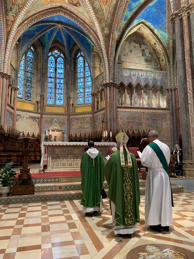 BishopDEThomas's tweet photo. After Sunday Maas at the High Altar in the Basilica of St Francis, just above his tomb, we prayed and visited there, then it was on to the Church of Saint Clare which houses her incorrupt body, and we prayed for you before the San Damiano crucifix which spoke to Francis! https://t.co/sMe3Hr2uov